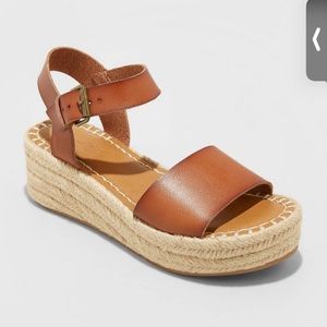 Size 6.5 Universal thread espadrilles sandals!